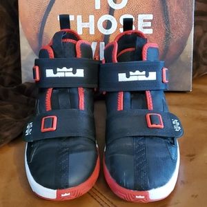 Lebron soldier 13s size 6 youth Boys